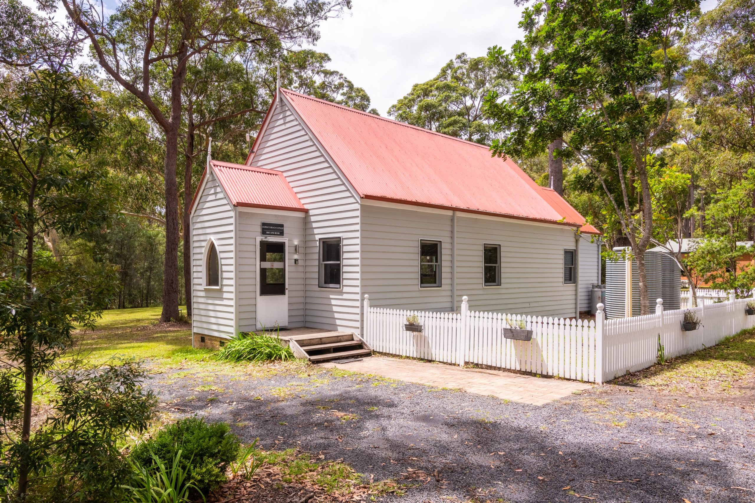 Light-filled cottage retreat in Jervis Bay surrounded by bushland, perfect for a relaxing coastal stay