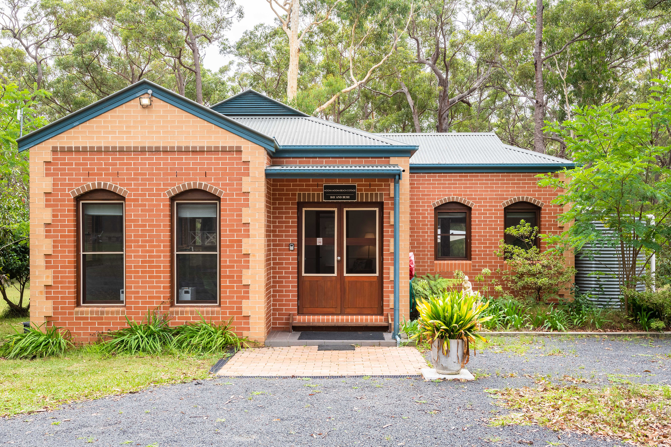 Private South Coast cottage with outdoor deck overlooking native landscape, designed for a peaceful getaway